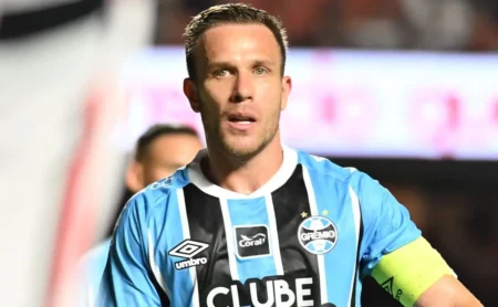 Arthur declara desejo de continuar no Grêmio e aponta entrave para Juventus
