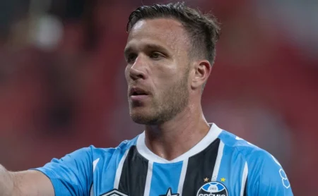 Arthur escapa de expulsão em Gre-Nal; arbitragem é validada por Diori Vasconcelos