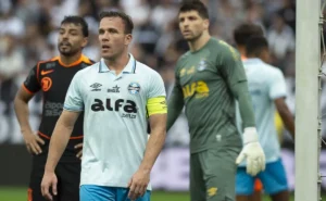 Arthur Melo prioriza a permanência no Grêmio, apesar do interesse do Como e proposta à Juventus.