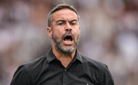 Artur Jorge enfrenta atraso em voo no Catar e não chegará neste fim de semana