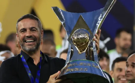 Artur Jorge assina com o Cruzeiro até 2027 e pode estrear contra o Santos