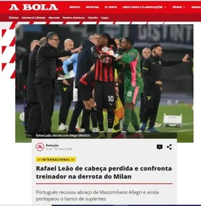 Atacante do Milan reage com raiva à substituição e dispensa abraço do técnico