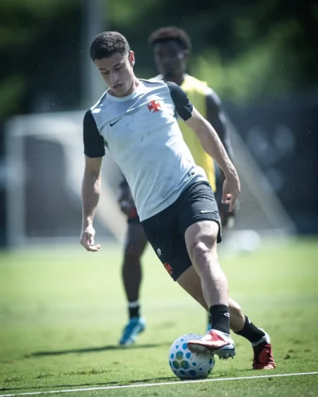 Ataque do Vasco em baixa: Bruno Lopes é avaliado por Renato Gaúcho e participa de treinos.