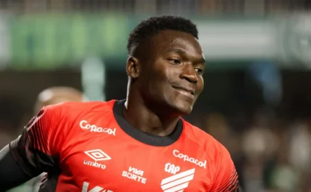 Athletico-PR aceita negociar Kevin Viveros com Flamengo por R$ 52 milhões com uma condição