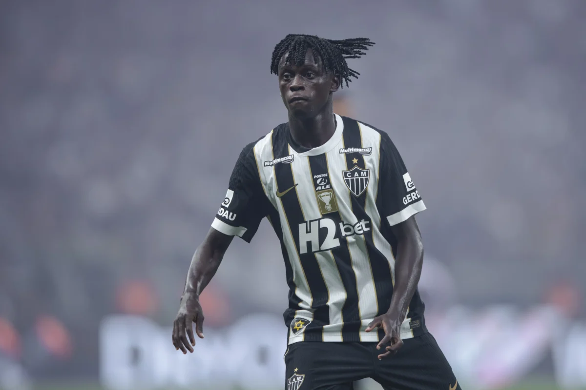 Atlético-MG renova com Cissé e aumenta multa rescisória