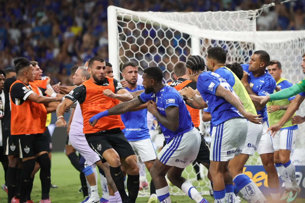 Atlético-MG lamenta confusão generalizada em clássico contra o Cruzeiro e anuncia medidas internas