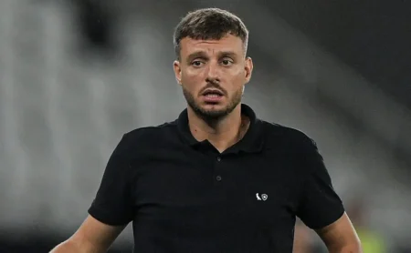 Auxiliar de Anselmi ressalta necessidade de evolução após eliminação do Botafogo: “Assumir o golpe, a responsabilidade e melhorar”