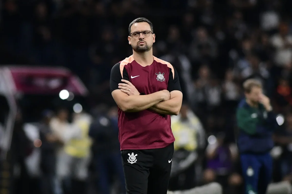 Auxiliar do Corinthians sinaliza mudança de postura em clássico: "Pior impossível não fica"