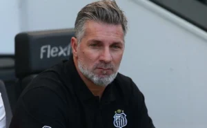 Auxiliar de Vojvoda é alvo de ofensas após substituição de Gabigol em empate entre Santos e Corinthians Auxiliar de Vojvoda é alvo de ofensas após substituição de Gabigol em empate entre Santos e Corinthians
