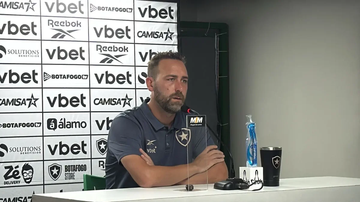 Auxiliar do Botafogo lamenta derrota e elogia entrega da equipe com um a menos: "Teve valentia"