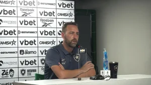 Auxiliar do Botafogo lamenta derrota e elogia entrega da equipe com um a menos: "Teve valentia"
