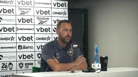 Auxiliar do Botafogo lamenta derrota e elogia entrega da equipe com um a menos: "Teve valentia"