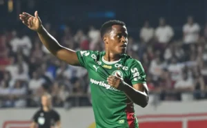 Auxiliar na adaptação de Arias e atacante decide com gol no Palmeiras
