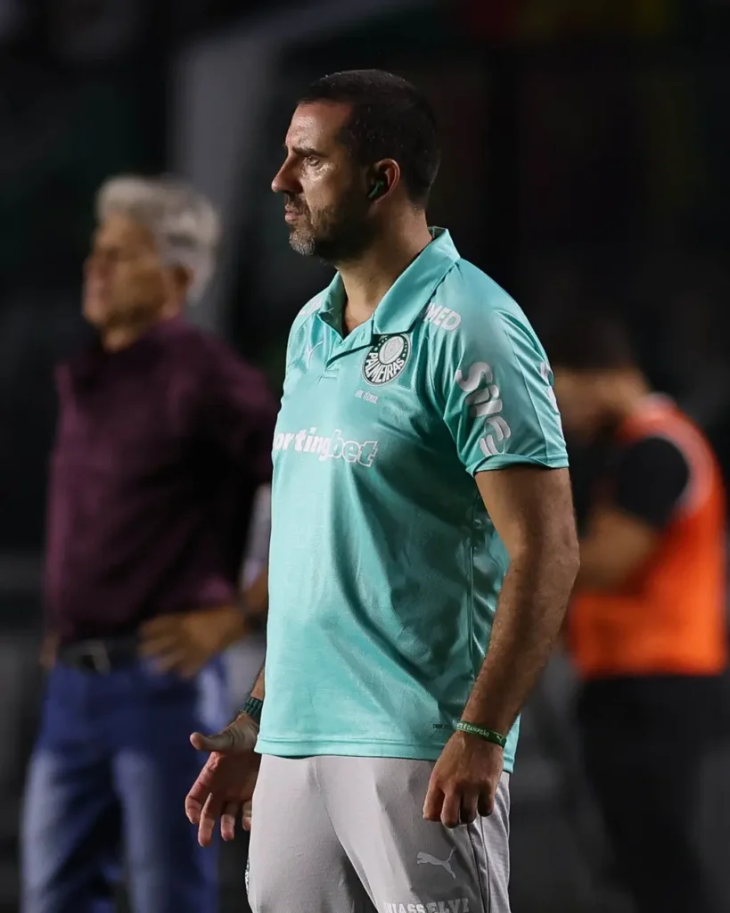 Auxiliar técnico do Palmeiras atribui derrota ao desgaste e critica gramado do Vasco: "Batatal"