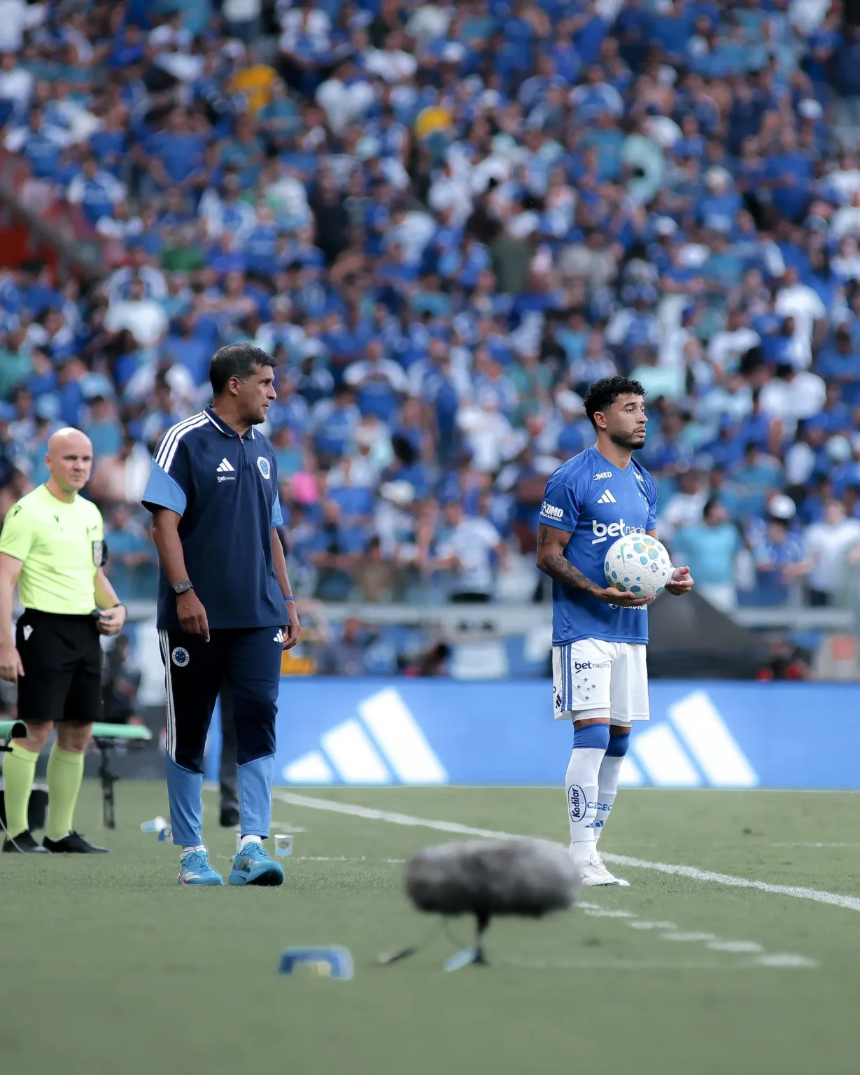 Auxiliar técnico do Cruzeiro rebate críticas e apoia protesto da torcida: Cobrança é necessária Auxiliar técnico do Cruzeiro rebate críticas e apoia protesto da torcida: "Cobrança é necessária"