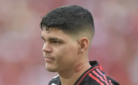 Ayrton Lucas se explica e pede desculpas à torcida do Flamengo: "Ninguém erra por querer"