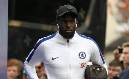 Bakayoko: Negociação com o Corinthians não avança por questões salariais e inatividade.