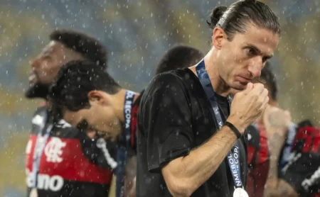 BAP dispensa elenco do Flamengo após saída de Filipe Luís; Leonardo Jardim assume em clima tenso