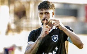 Barboza celebra vitória do Botafogo e dedica a Anselmi