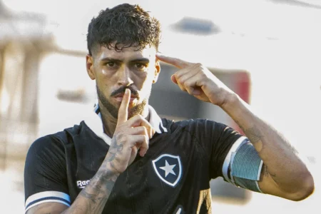 Barboza exalta trabalho e dedica vitória do Botafogo a Anselmi: "É um cara espetacular"