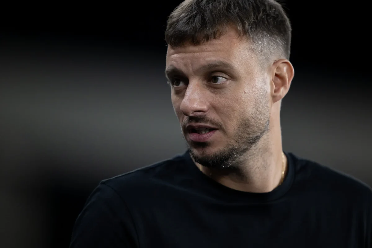 Bastidores: Textor critica "teimosia" de Anselmi e se irrita com defesa oscilante do Botafogo