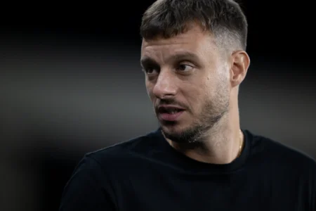 Bastidores: Textor critica "teimosia" de Anselmi e se irrita com defesa oscilante do Botafogo