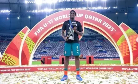 Benfica promove jovem talento, antes no radar do Barcelona, ao profissional