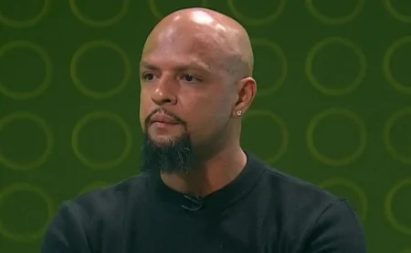 Bernabei, do Internacional, é criticado após análise de Felipe Melo sobre erro em jogo contra o Atlético-MG Bernabei, do Internacional, é criticado após análise de Felipe Melo sobre erro em jogo contra o Atlético-MG