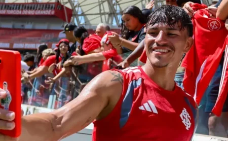 Bernabei se destaca em treino aberto do Internacional no Beira-Rio para o jogo contra o São Paulo