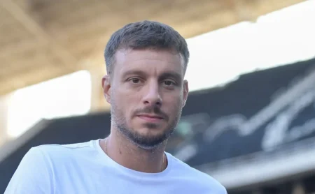 Botafogo adia decisão sobre Anselmi, mas demissão do técnico é iminente.