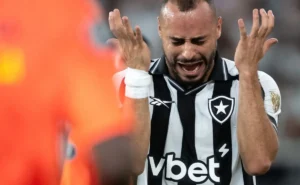 Botafogo avalia saída de Arthur Cabral; dirigente confirma interesse do Corinthians