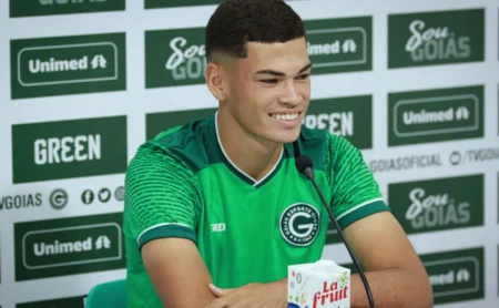 Botafogo avança em contratação de zagueiro e formaliza oferta por Anthony, do Goiás