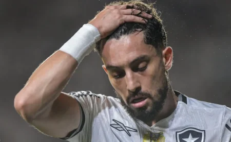 Botafogo aposta na renovação de Alex Telles para evitar sua perda.