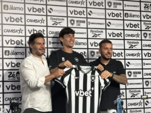 Botafogo anuncia a contratação do zagueiro Ferraresi