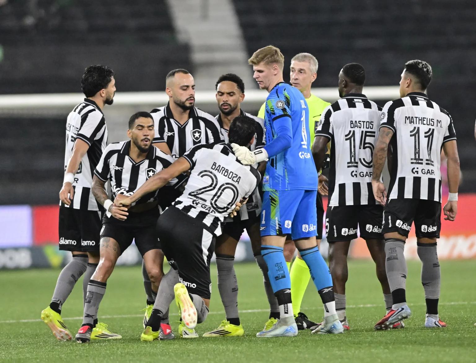 Botafogo acumula apenas uma vitória sobre o Flamengo no Nilton Santos nas últimas 12 partidas
