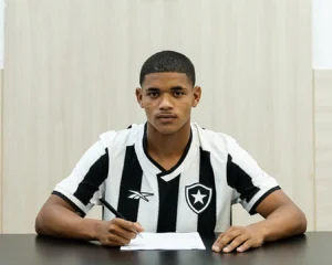 Botafogo busca retorno de Huguinho e volante para reforçar o elenco nesta janela Botafogo busca retorno de Huguinho e volante para reforçar o elenco nesta janela