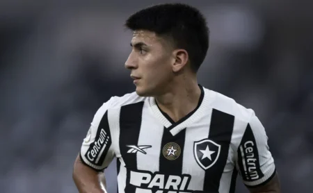 Botafogo busca quitar dívida de Thiago Almada para evitar punições