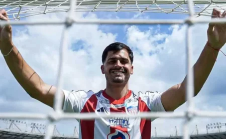 Botafogo busca goleiro estrangeiro e avança por Mauro Silveira, do Junior Barranquilla, para julho