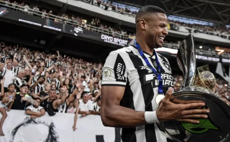 Botafogo contrata atacante Júnior Santos, confirma Venê Casagrande