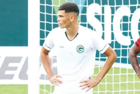 Botafogo perto de contratar Anthony, zagueiro do Goiás