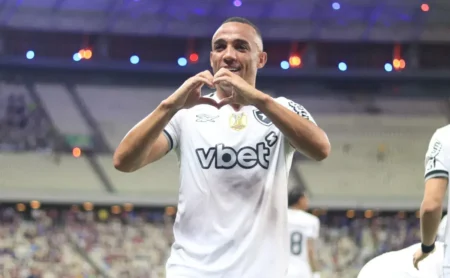 Botafogo substitui imagem de Marlon Freitas por foto de Marçal no Estádio Nilton Santos