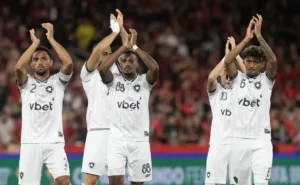 Botafogo sofre goleada do Athletico-PR em meio a crise nos bastidores