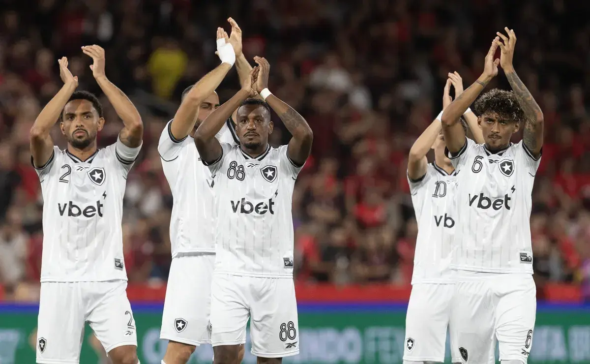 Botafogo sofre goleada do Athletico-PR em meio a crise nos bastidores Botafogo sofre goleada do Athletico-PR em meio a crise nos bastidores