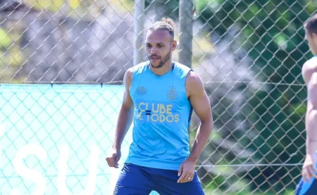 Braithwaite fala sobre lesão e demonstra ansiedade pelo retorno ao Grêmio: “Não me sentia parte da equipe”