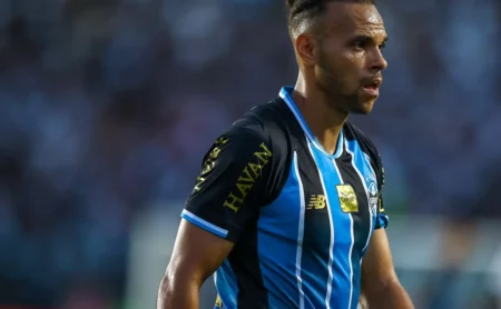 Braithwaite retorna ao Grêmio e gera incerteza no ataque ao lado de Carlos Vinícius após derrota