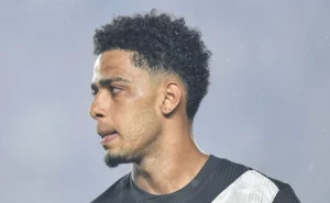 Brenner recebe apoio interno no Vasco após erro em cobrança de pênalti Brenner recebe apoio interno no Vasco após erro em cobrança de pênalti