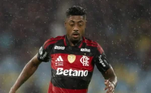 Bruno Henrique, De La Cruz e Saúl são desfalques no clássico contra o Botafogo por lesão.