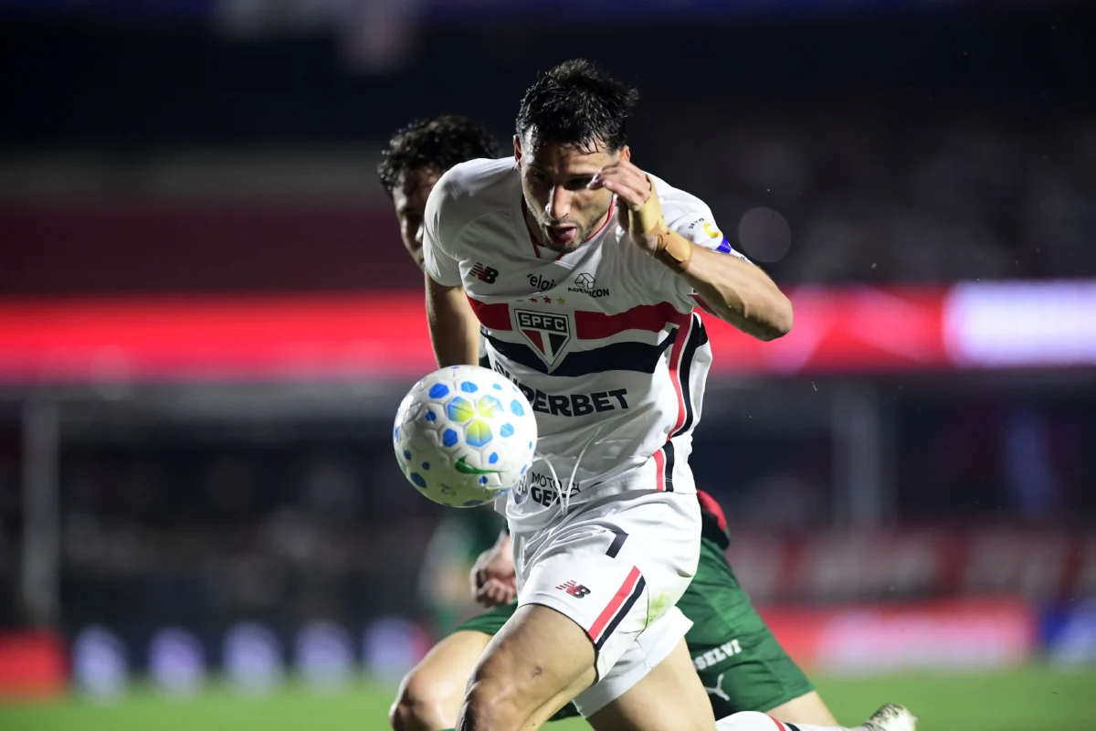 Calleri alfineta Palmeiras após derrota do São Paulo: "Faz um gol e só joga do meio-campo para trás"