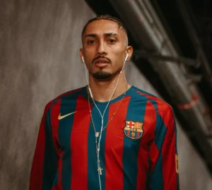 Camisa de Ronaldinho é esgotada pela torcida do Barcelona em 24 horas