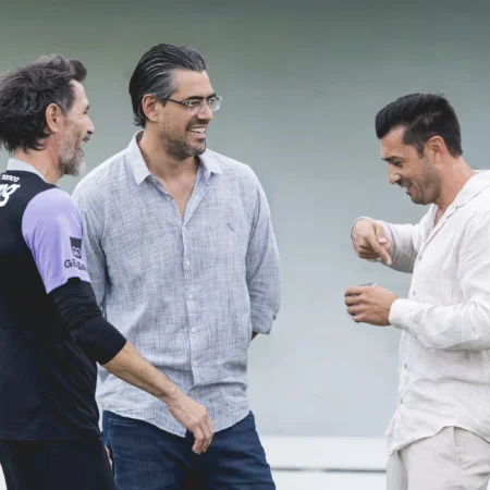 Campeão com o Atlético-MG, ex-camisa 10 acompanha treino preparatório para a final do Mineiro